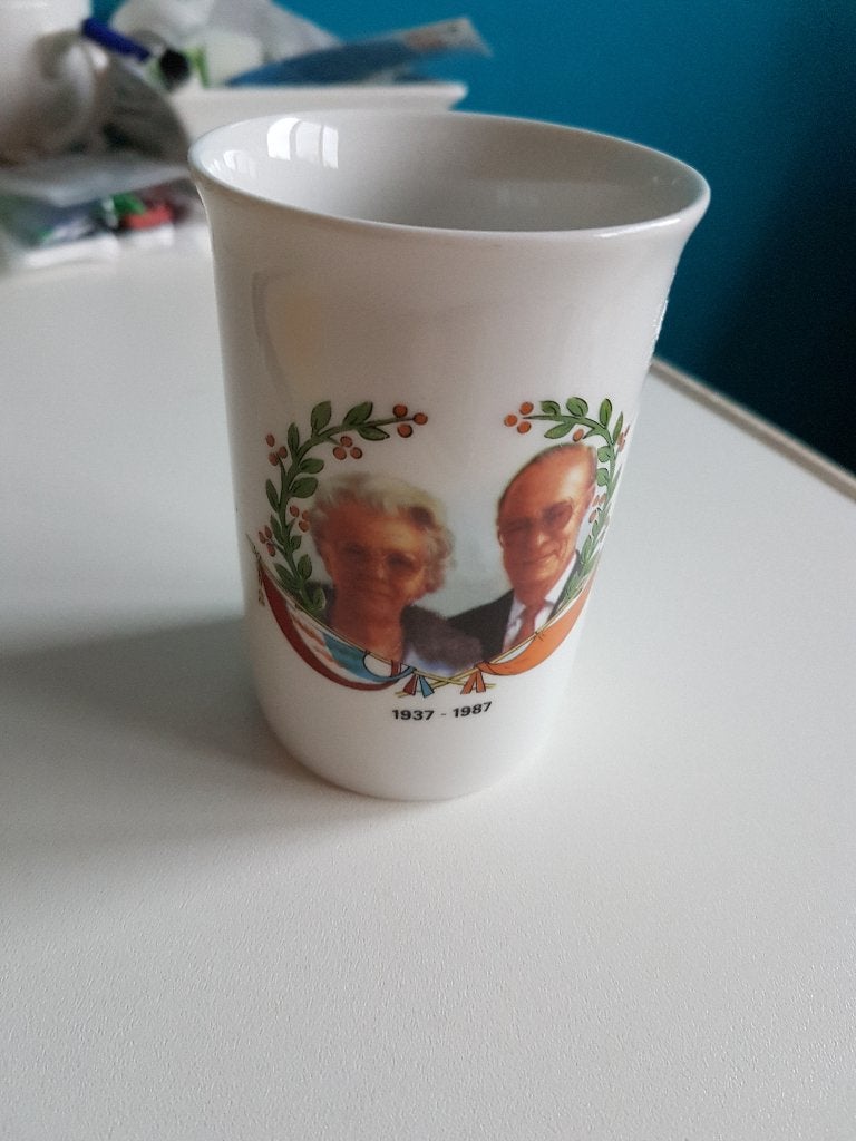 beker huwelijk Juliana-Bernhard 1937-1987 50, zgan, 9,5 cm, Verzamelen, Ophalen of Verzenden, Zo goed als nieuw, Servies