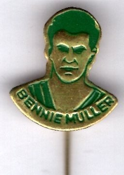 Bennie Muller groen op koper voetballer speldje ( Z_181), Ophalen of Verzenden, Nieuw, Sport, Speldje of Pin