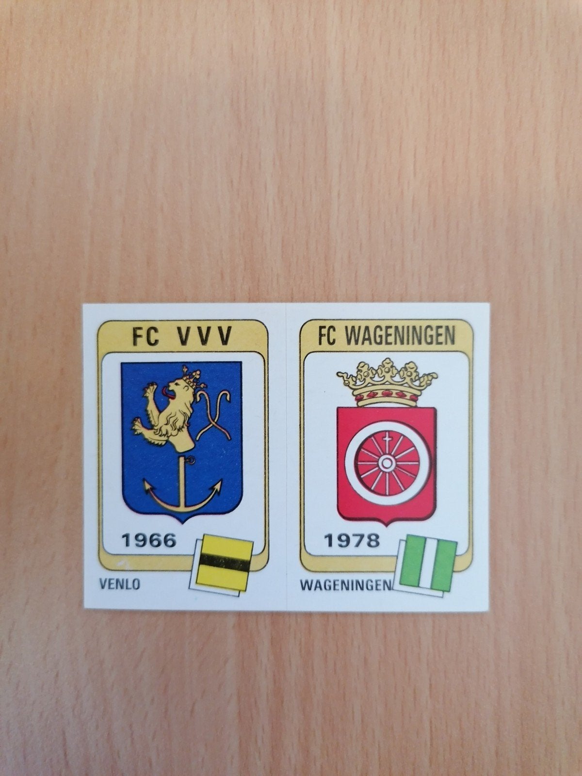 Panini Voetbal 84 #335 FC VVV en FC Wageningen embleem., Verzamelen, Ophalen of Verzenden, Zo goed als nieuw, Overige binnenlandse clubs