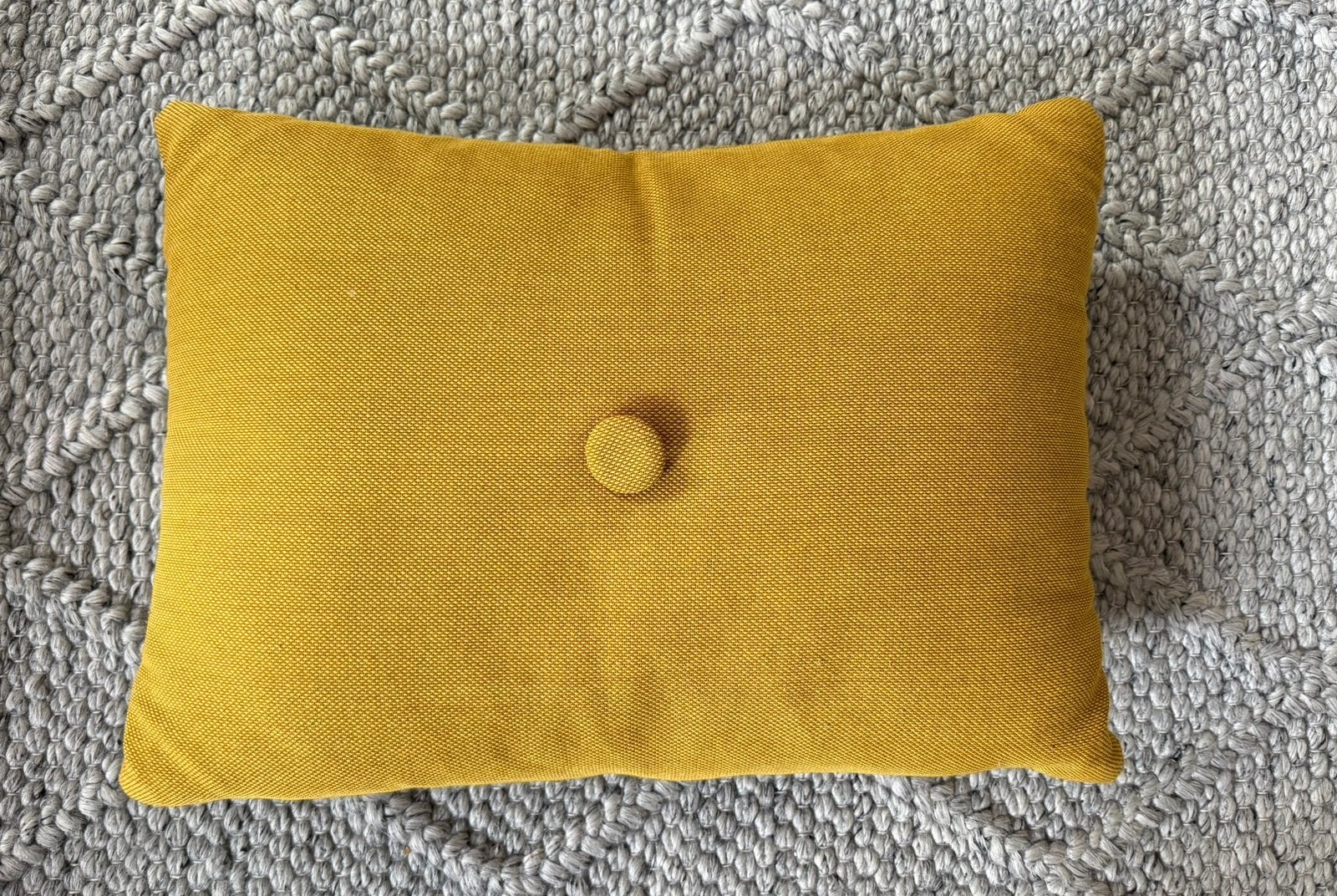 HAY kussen geel met knoop, Ophalen of Verzenden, Zo goed als nieuw, Geel, Rechthoekig