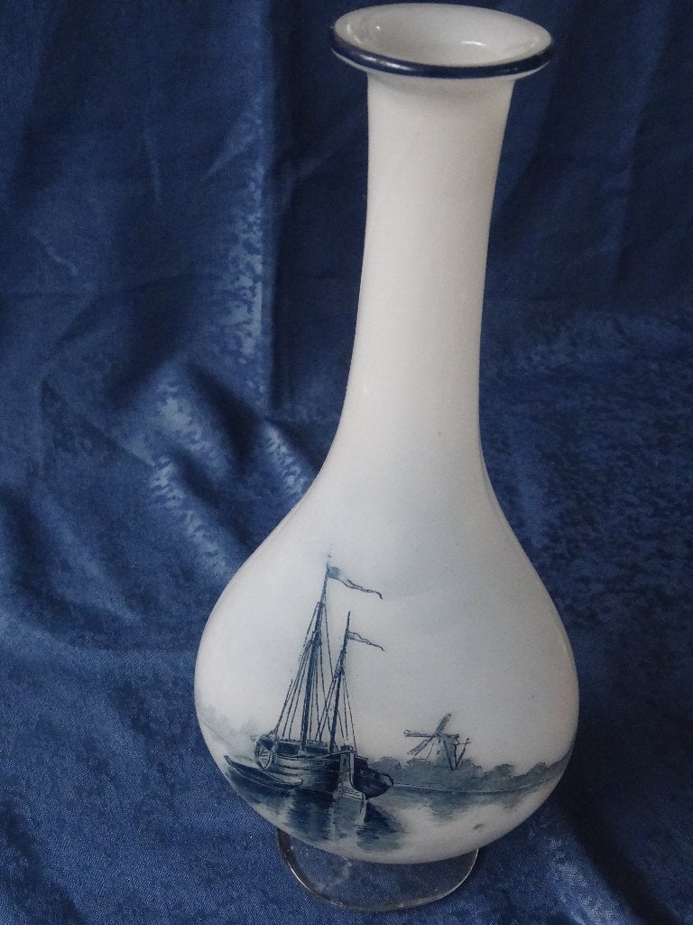 Antieke vaas opaline glas melkglas schip delfts blauw molen, Antiek en Kunst, Ophalen of Verzenden
