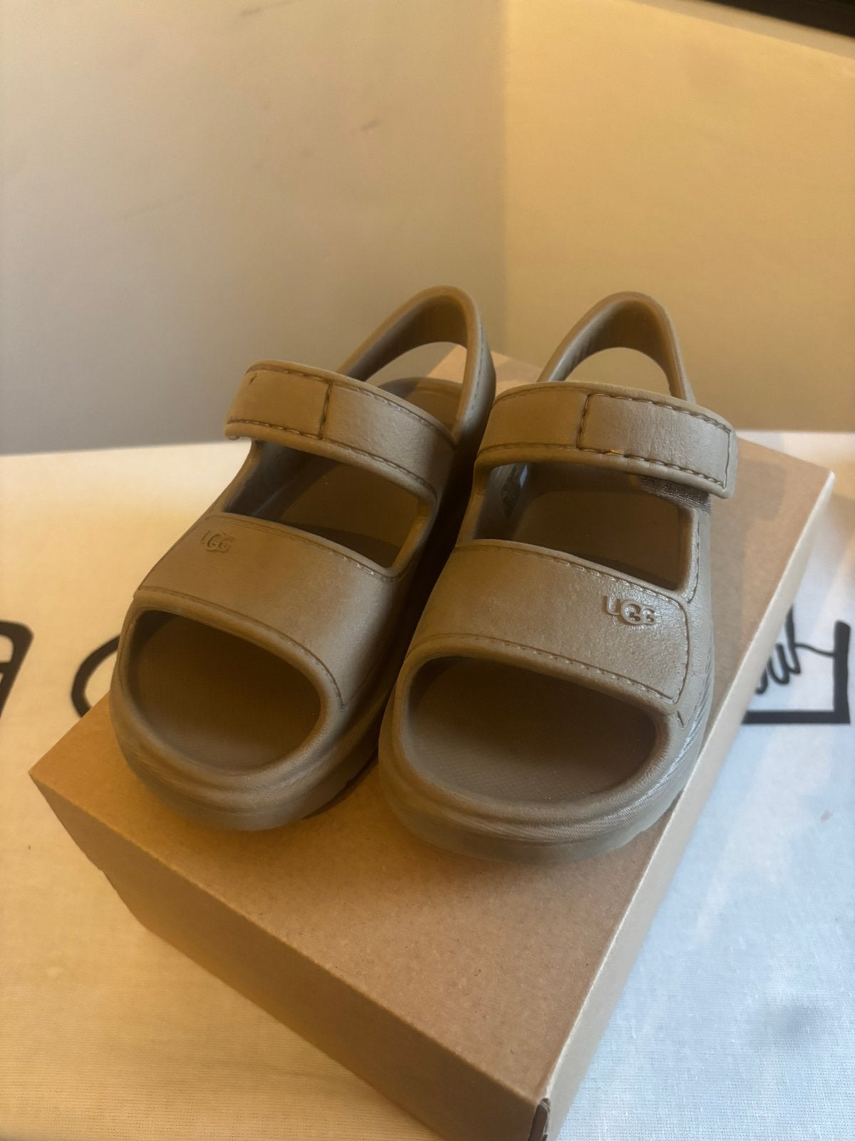Ugg sandalen maat 27,5 beige, Schoentjes, Jongetje of Meisje, Ophalen of Verzenden, Zo goed als nieuw