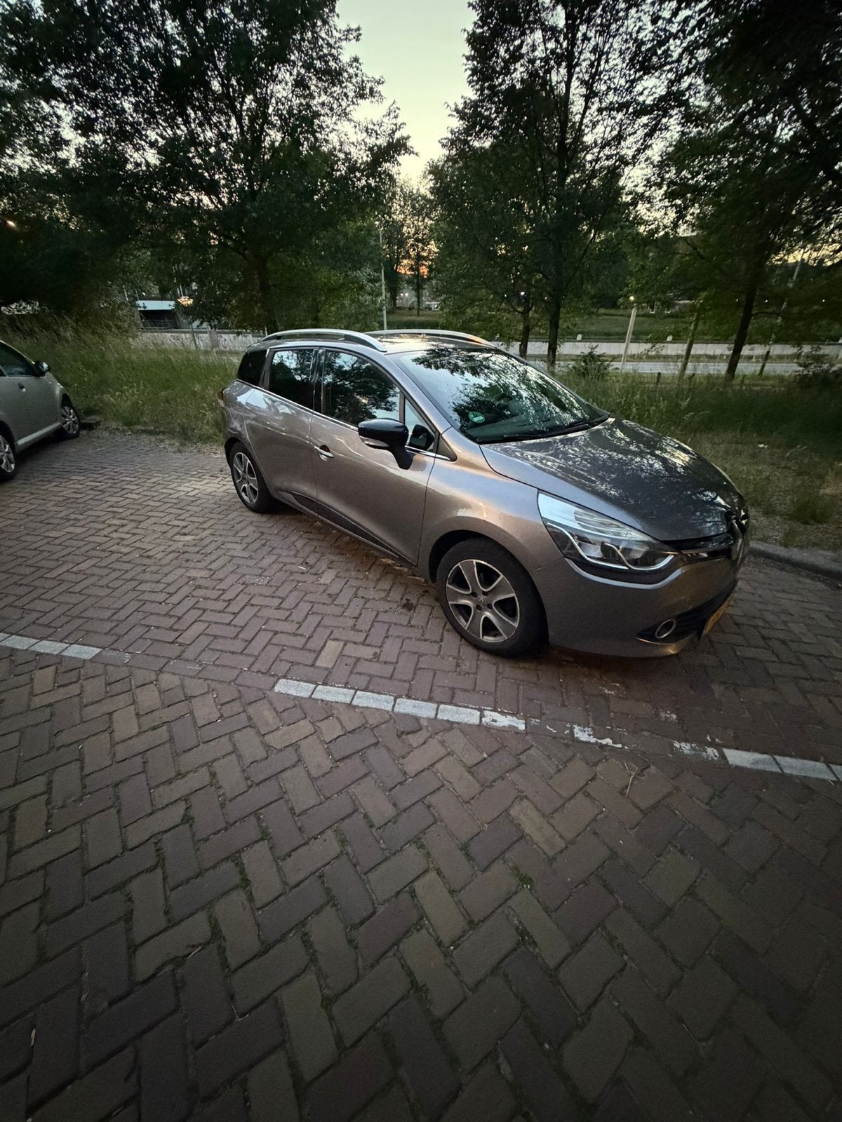 Renault Clio 1.5 DCI 66KW Estate 2015 Grijs met camera, Voorwielaandrijving, 4 cilinders, 1096 kg, Origineel Nederlands