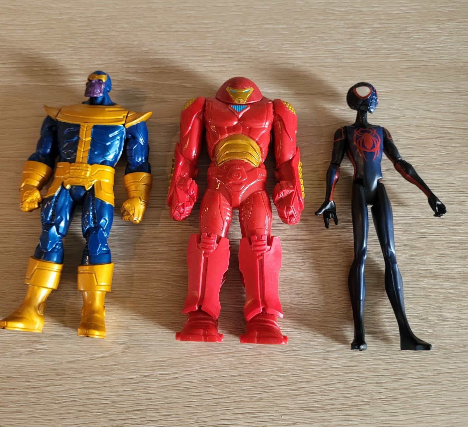 Actiefiguren: Thanos, Hulkbuster en Miles Morales Spiderman, Ophalen of Verzenden, Zo goed als nieuw