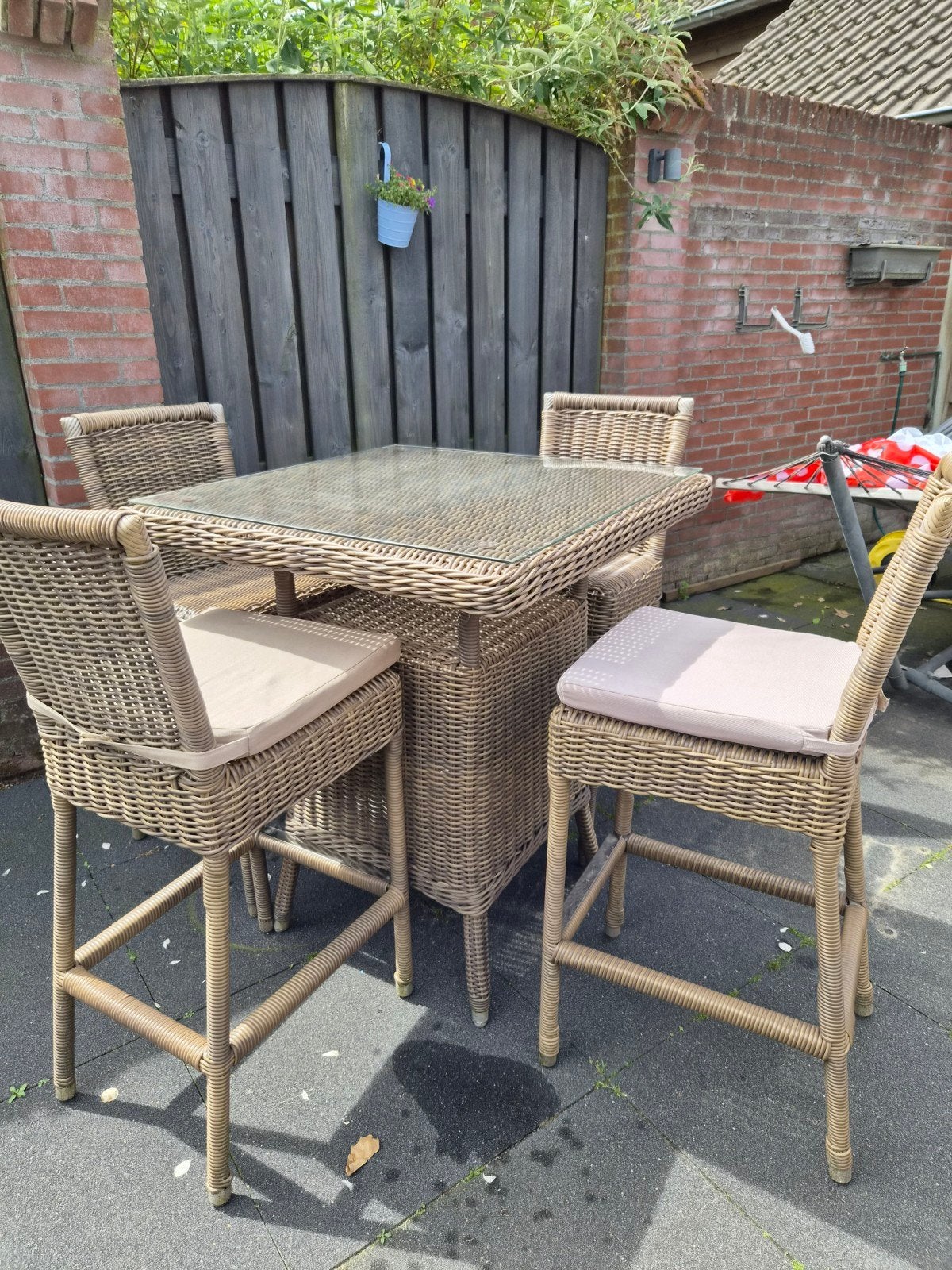 Hoge tuinset in prima staat met 4 kussens, Ophalen of Verzenden, Gebruikt, Kunststof