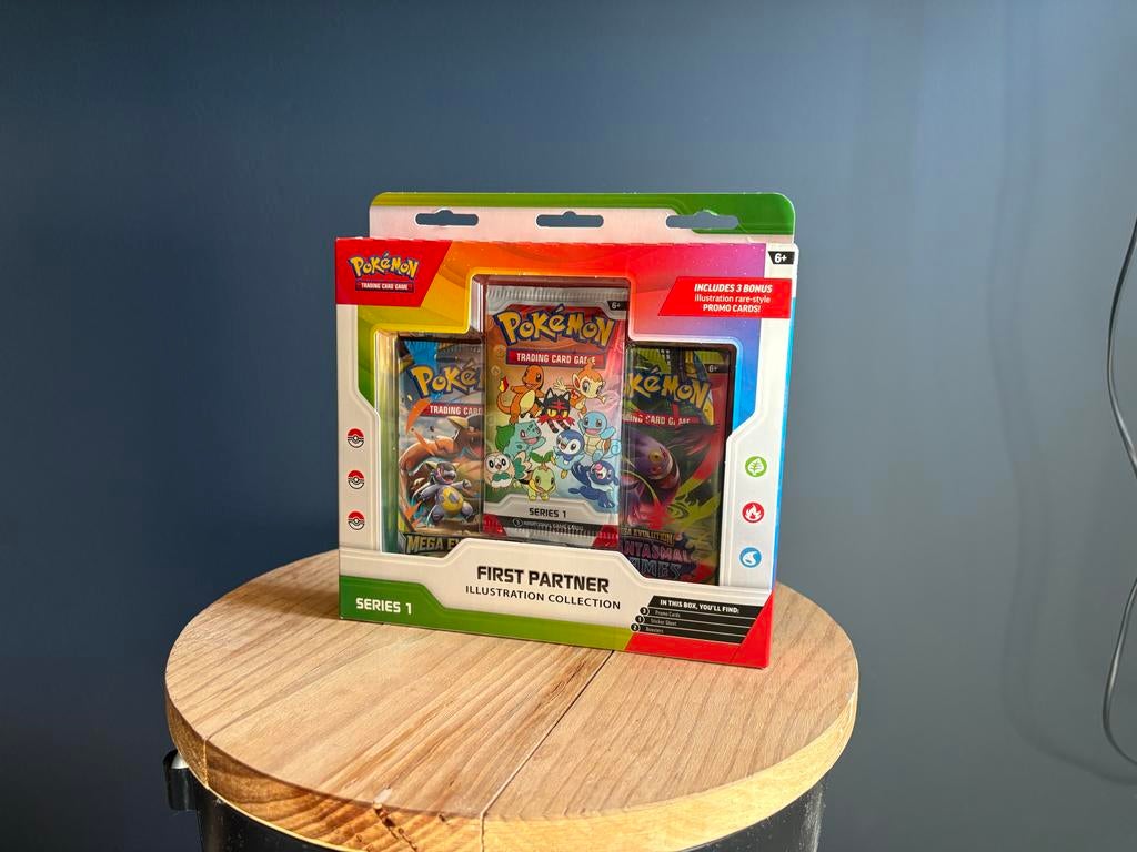 Pokémon First Partner Illustration Collection Series 1, Ophalen of Verzenden, Nieuw, Boosterbox