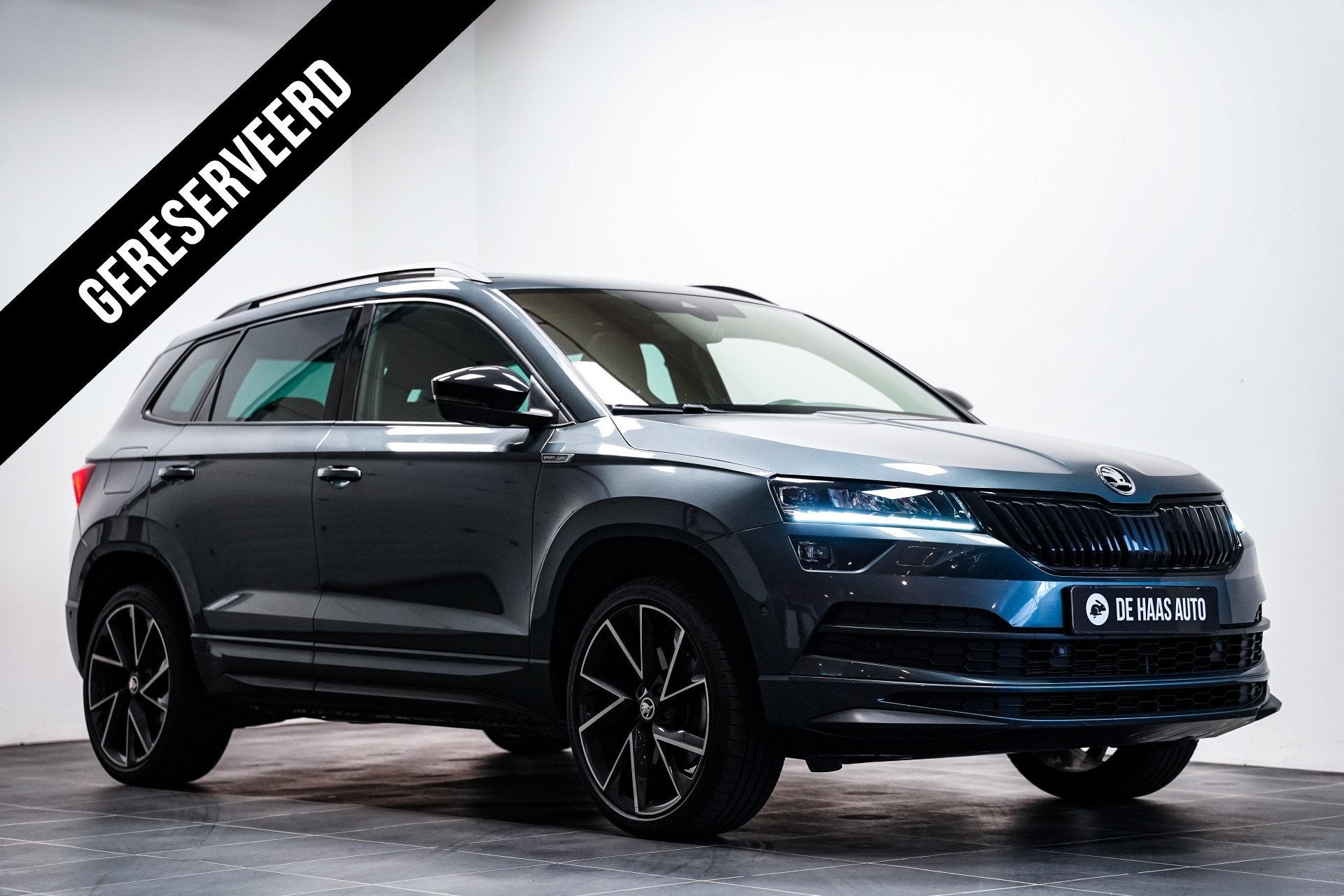 Skoda Karoq 1.5 TSI ACT Sportline|Pano dak|Trekhaak|Acc|Came, Auto's, Dealer onderhouden, Stof, 4 cilinders, 150 pk