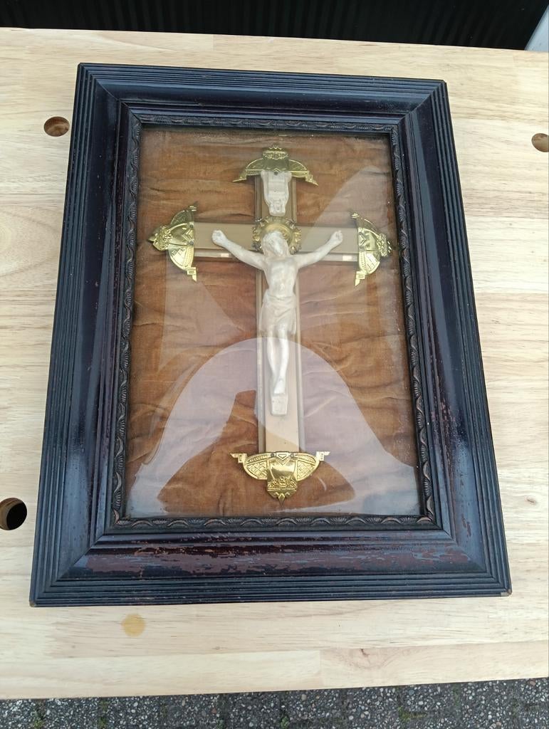 Antiek Crucifix in Houten Lijst met Bol Glas, Ophalen of Verzenden