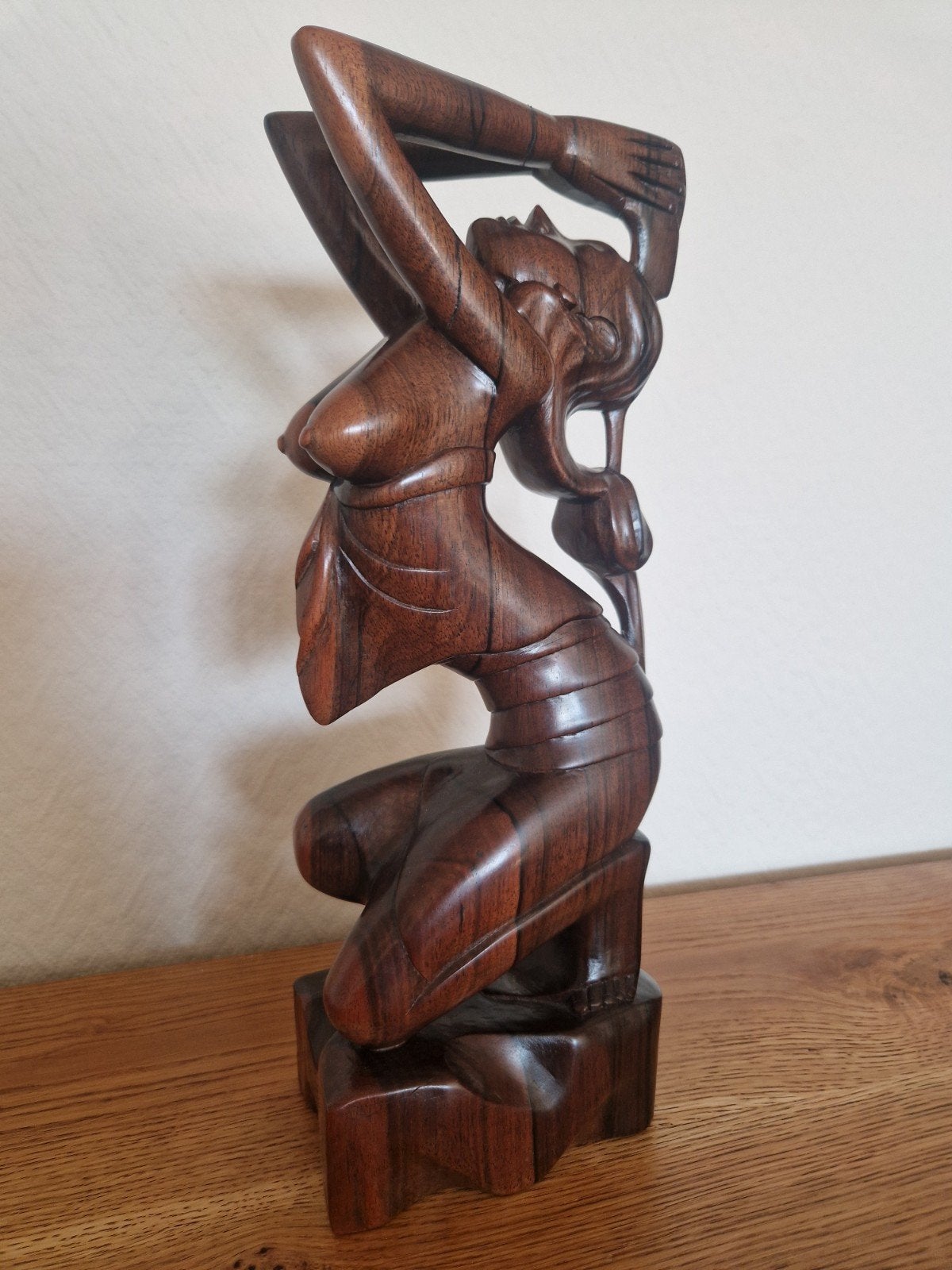 Balinees Art Deco Houtsnijwerk - Elegante Vrouw, Antiek en Kunst, Houtsnijwerk, Art deco, Ophalen of Verzenden, Handgemaakt