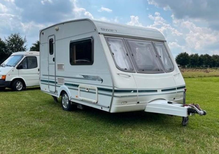 Swift Challenger 390 - Compacte caravan uit 2000, Caravans en Kamperen, Caravans, Particulier, tot en met 4, Treinzit, Luifel