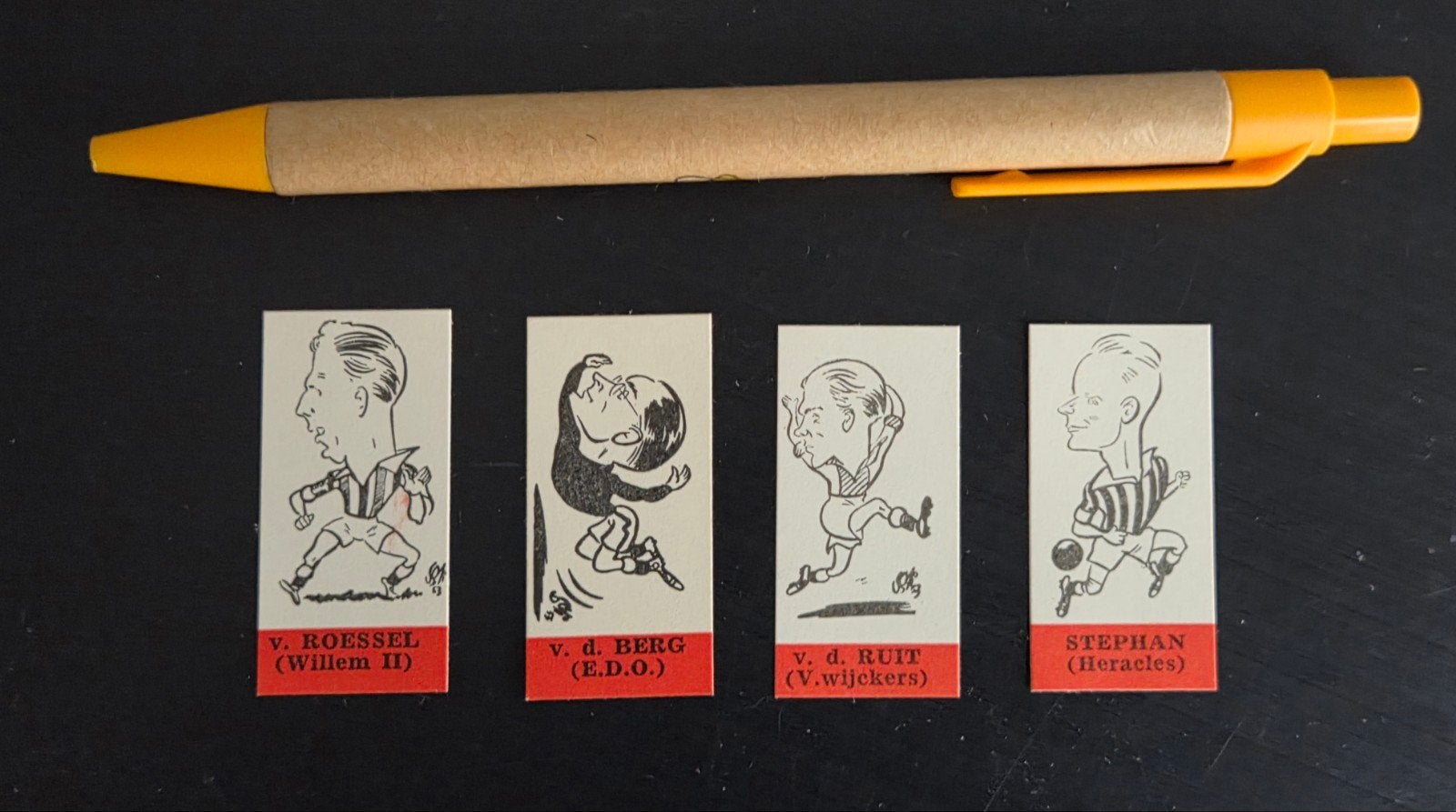 4 oude voetbal reclame plaatjes Bob Uschi 1953 karikatuur, Ophalen of Verzenden, Zo goed als nieuw, Ajax, Poster, Plaatje of Sticker