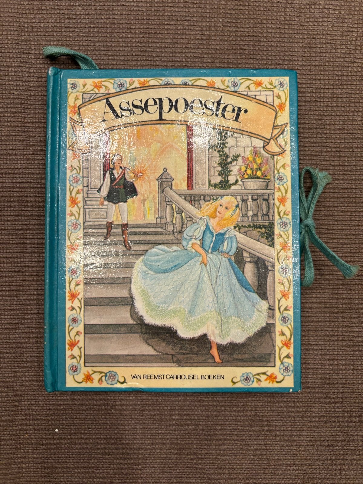 Assepoester Carrousel Boek - Pop-up Sprookjesboek, Boeken, Ophalen of Verzenden, Gelezen