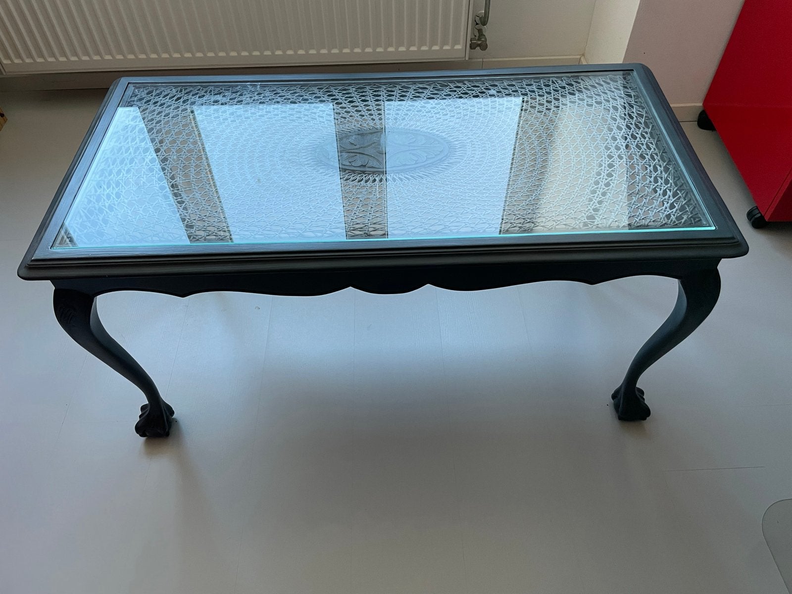 Antieke salontafel met glazen blad en rotan detail, Ophalen
