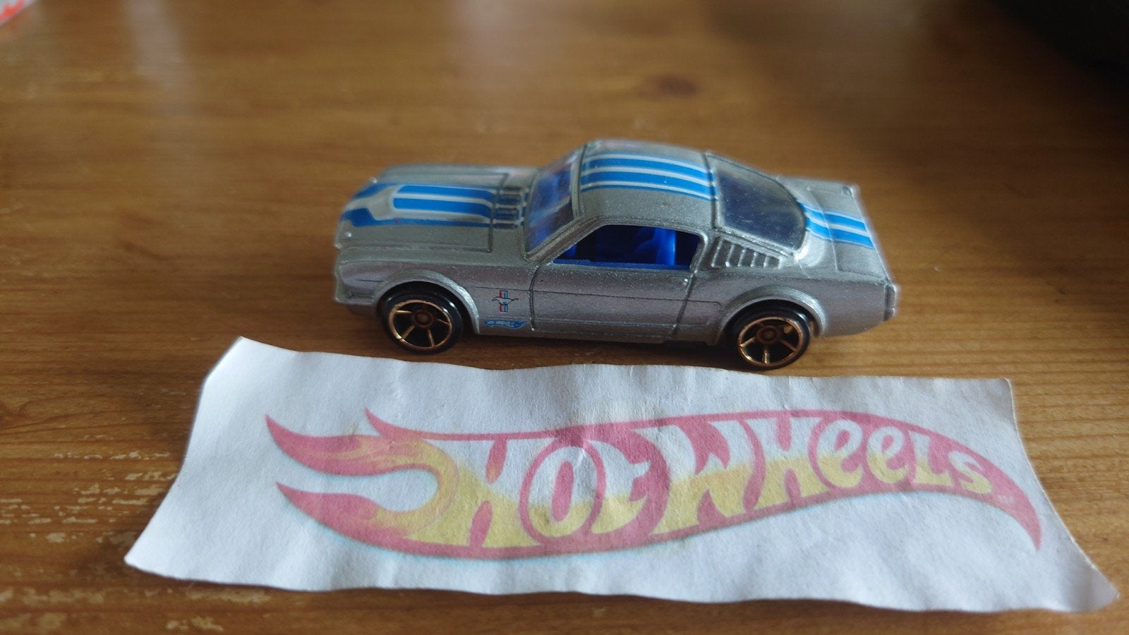 Hot Wheels '65 Mustang Fastback - Zilver met blauwe strepen, Hobby en Vrije tijd, Ophalen of Verzenden, Gebruikt, Auto, Overige merken