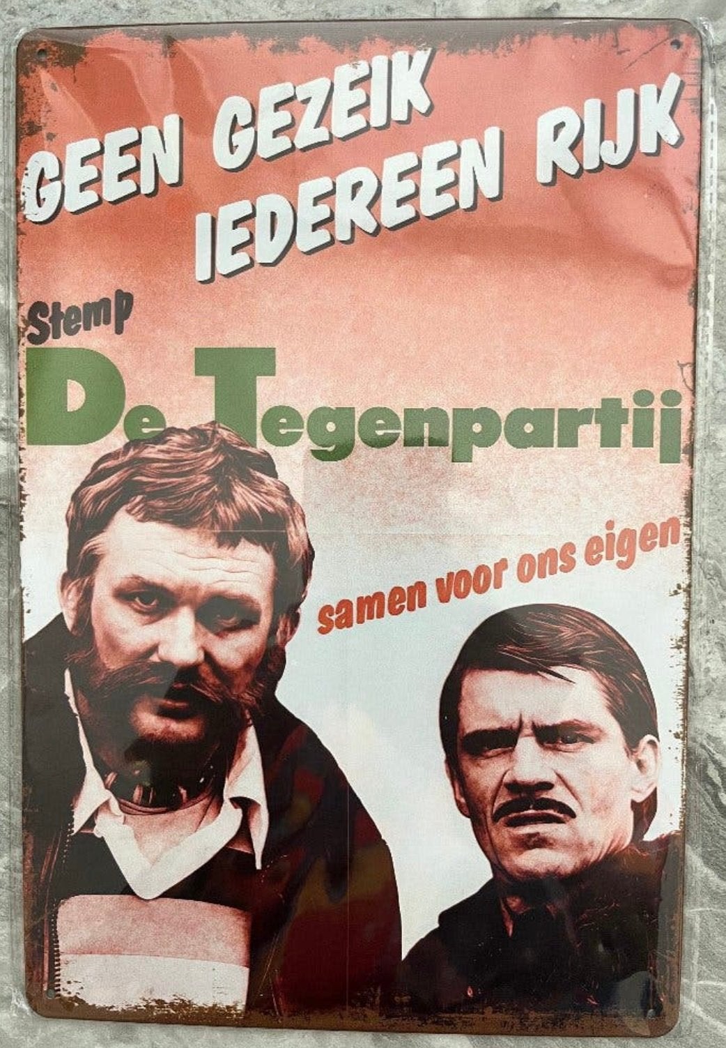 De Tegenpartij -Geen Gezeik Iedereen Rijk metaal 30X20 NIEUW, Ophalen of Verzenden, Nieuw, Tv, Poster