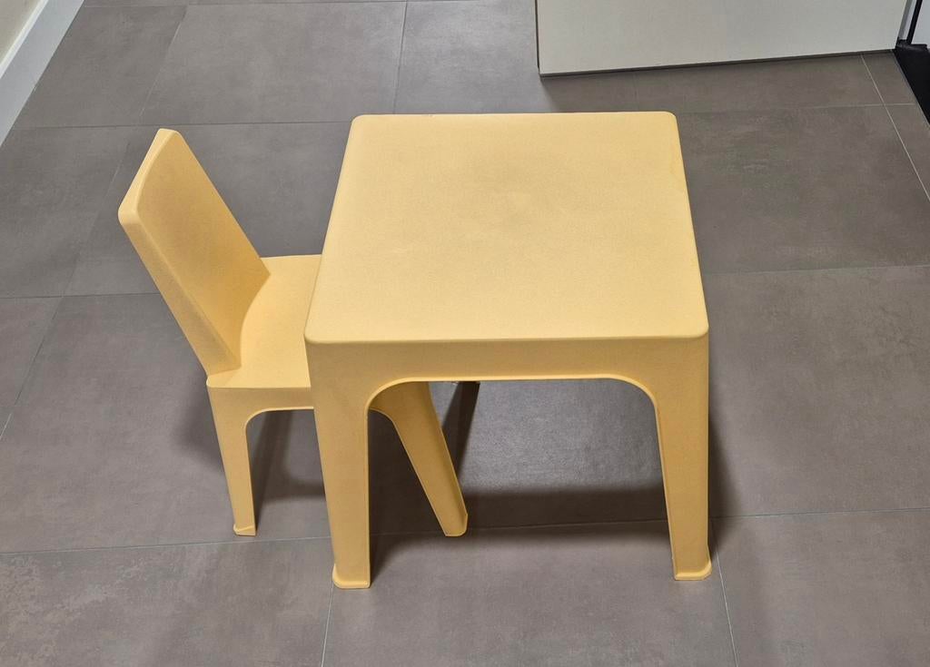 Buiten tafeltje + stoeltje kinderen geel, Kinderen en Baby's, Kinderkamer | Tafels en Stoelen, Ophalen, Zo goed als nieuw, Tafel(s) en Stoel(en)