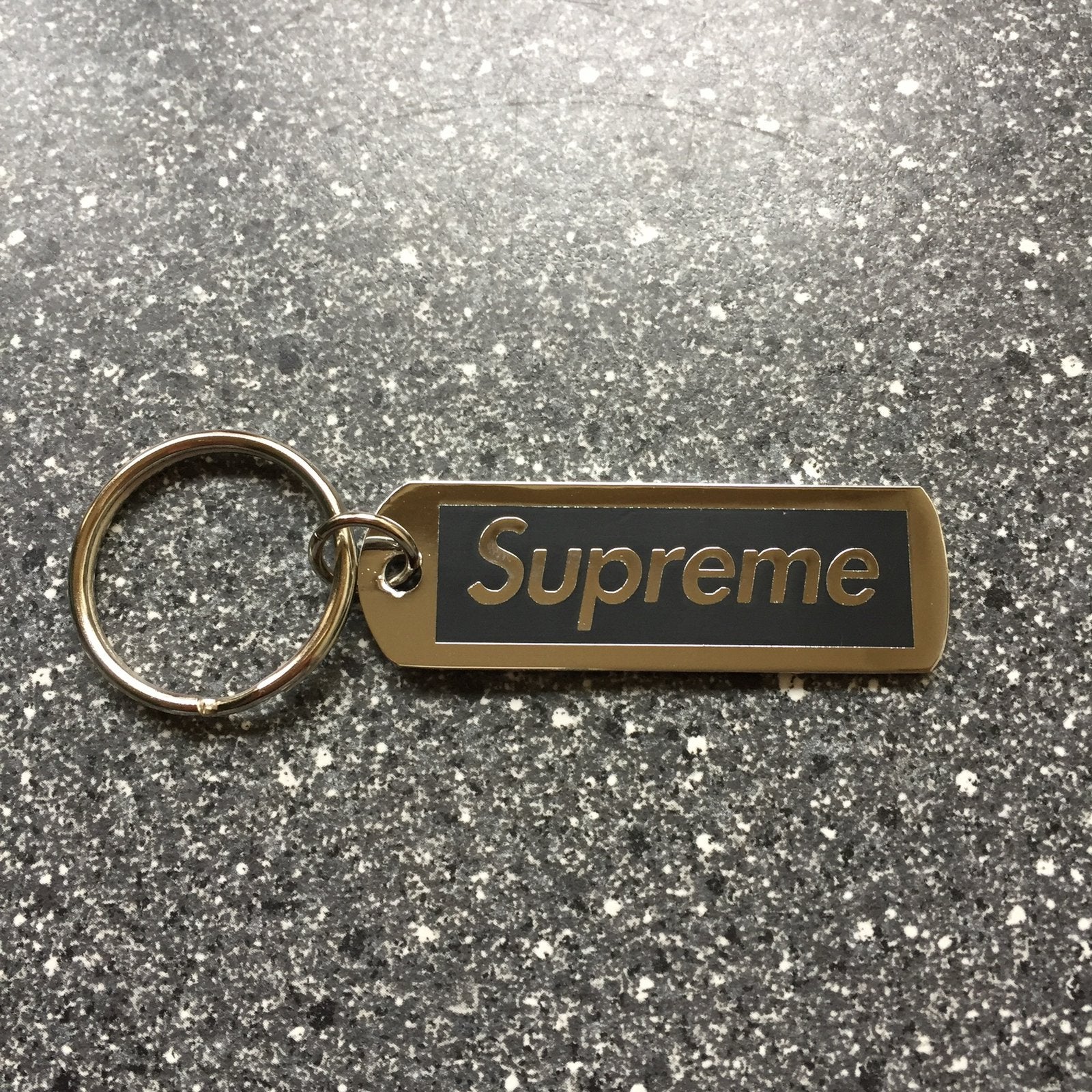 Zwarte Supreme 14SS metaal tag sleutelhanger keychain, Ophalen of Verzenden, Nieuw, Merk