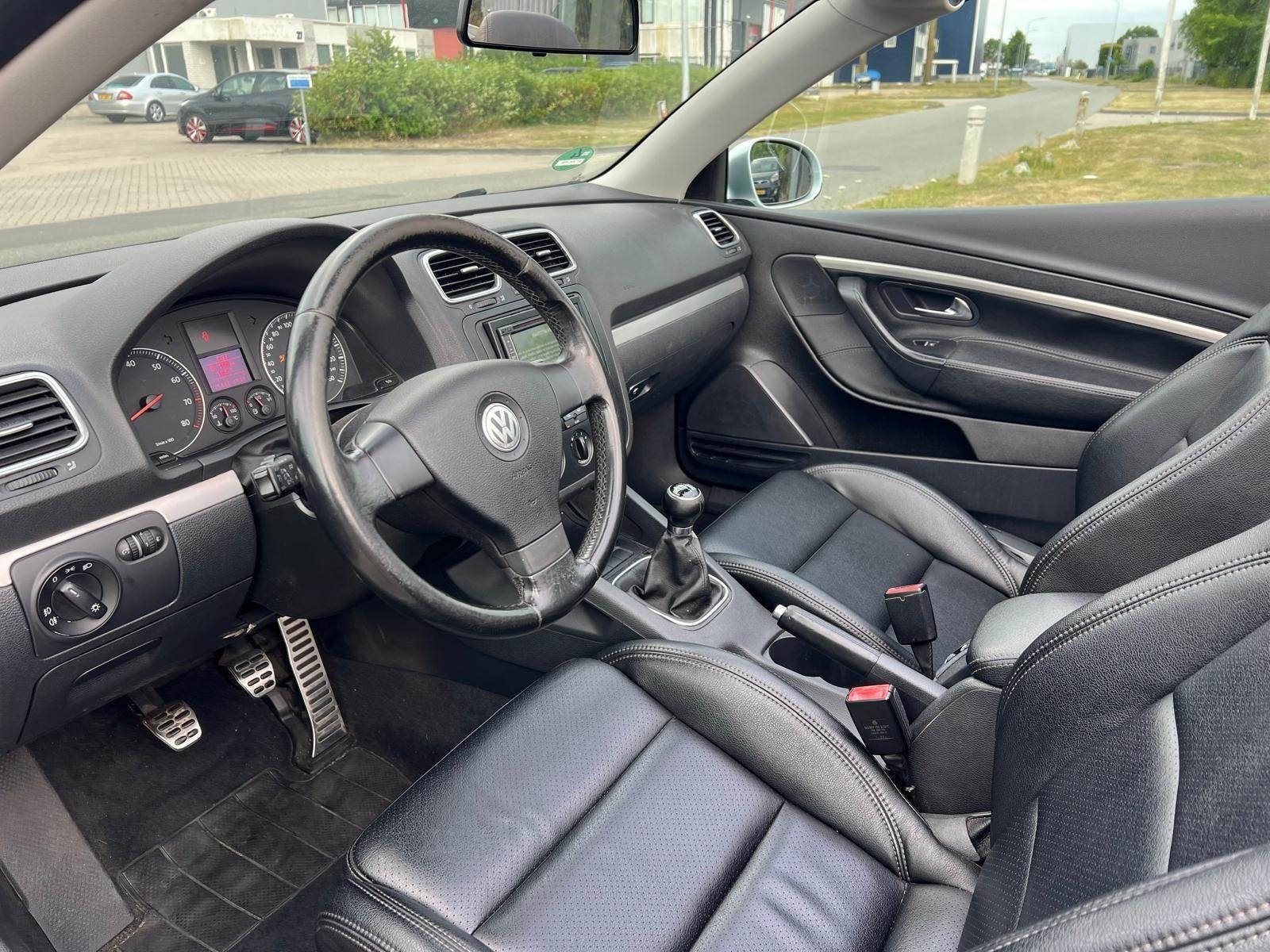 Volkswagen Eos 2.0-16v FSI Cabrio Airco Cruise Leer, Voorwielaandrijving, Gebruikt, Zwart, 4 cilinders