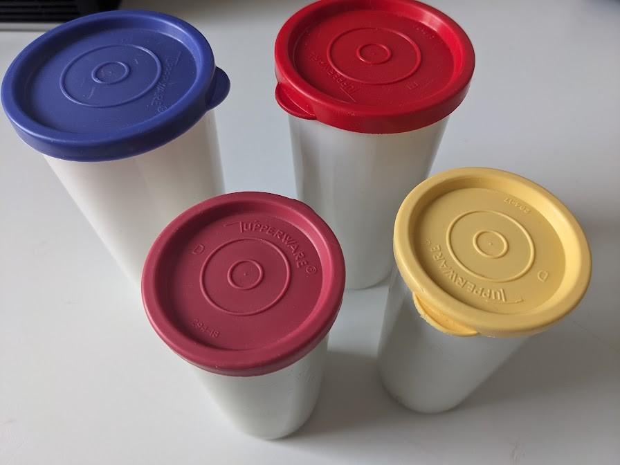 4 Tupperware bekers met deksel, als set 8 euro, Ophalen of Verzenden, Zo goed als nieuw, Blauw, Beker of Kan