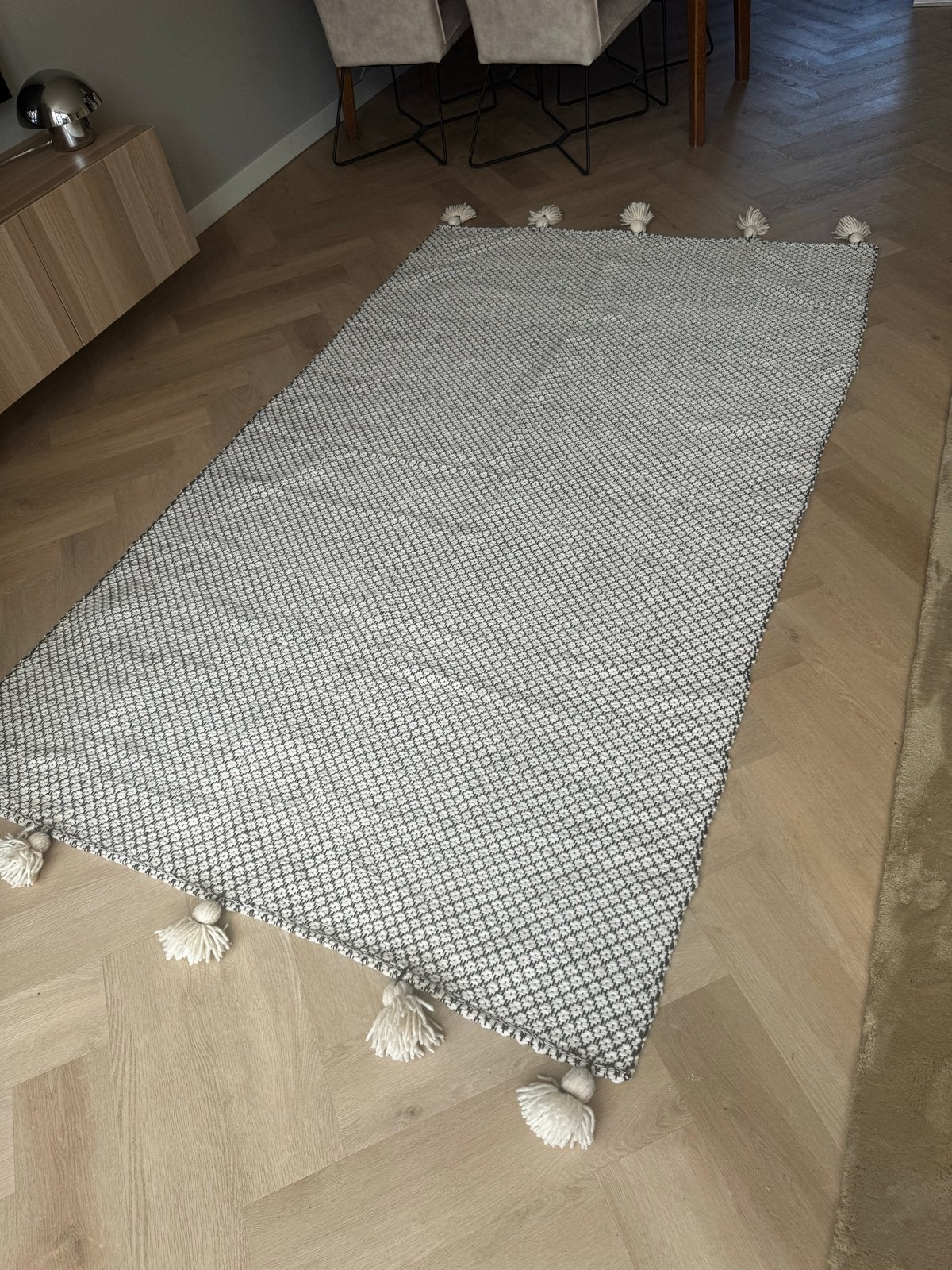 Stijlvol marrokaans zwart-wit vloerkleed met kwastjes, Ophalen, Marokaans, Nieuw, 50 tot 100 cm