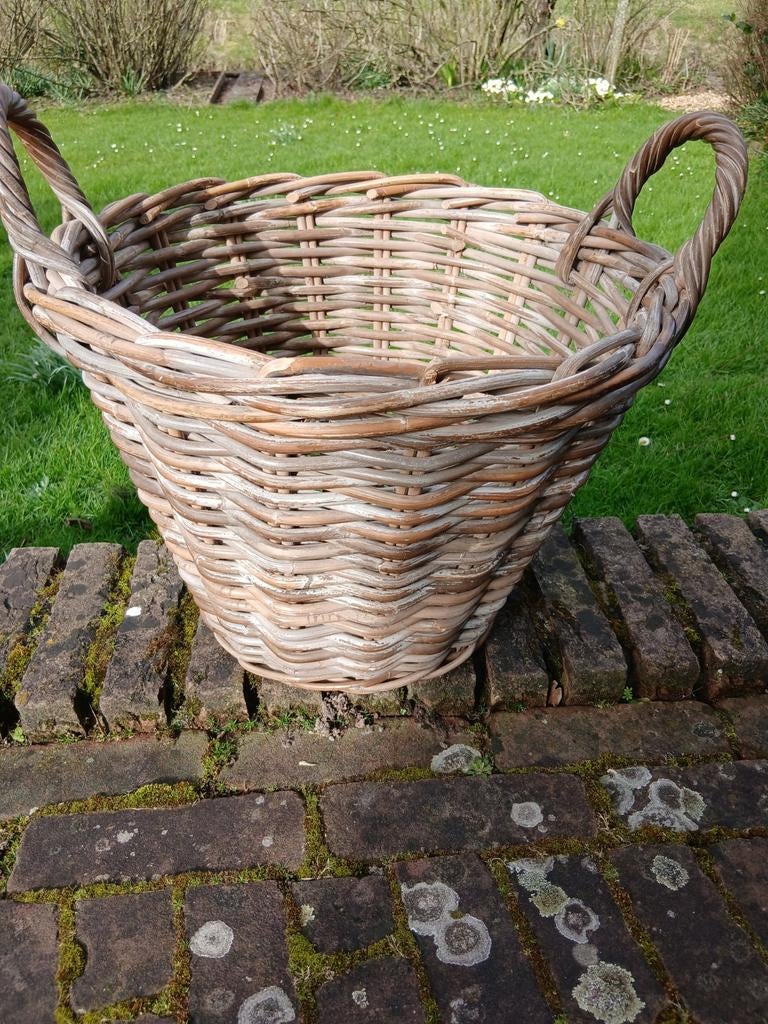 Met de hand gevlochten rotan mand,  tuinmand, houtmand. Zeer, Ophalen of Verzenden, Rond, Riet