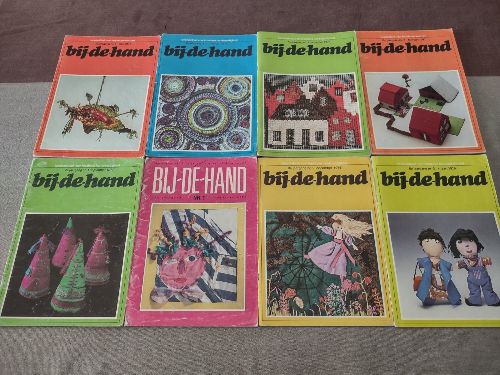 8 retro handwerk tijdschriften 'Bij de Hand' - Jaren '70, Boeken, Ophalen of Verzenden, Gelezen, Overige typen