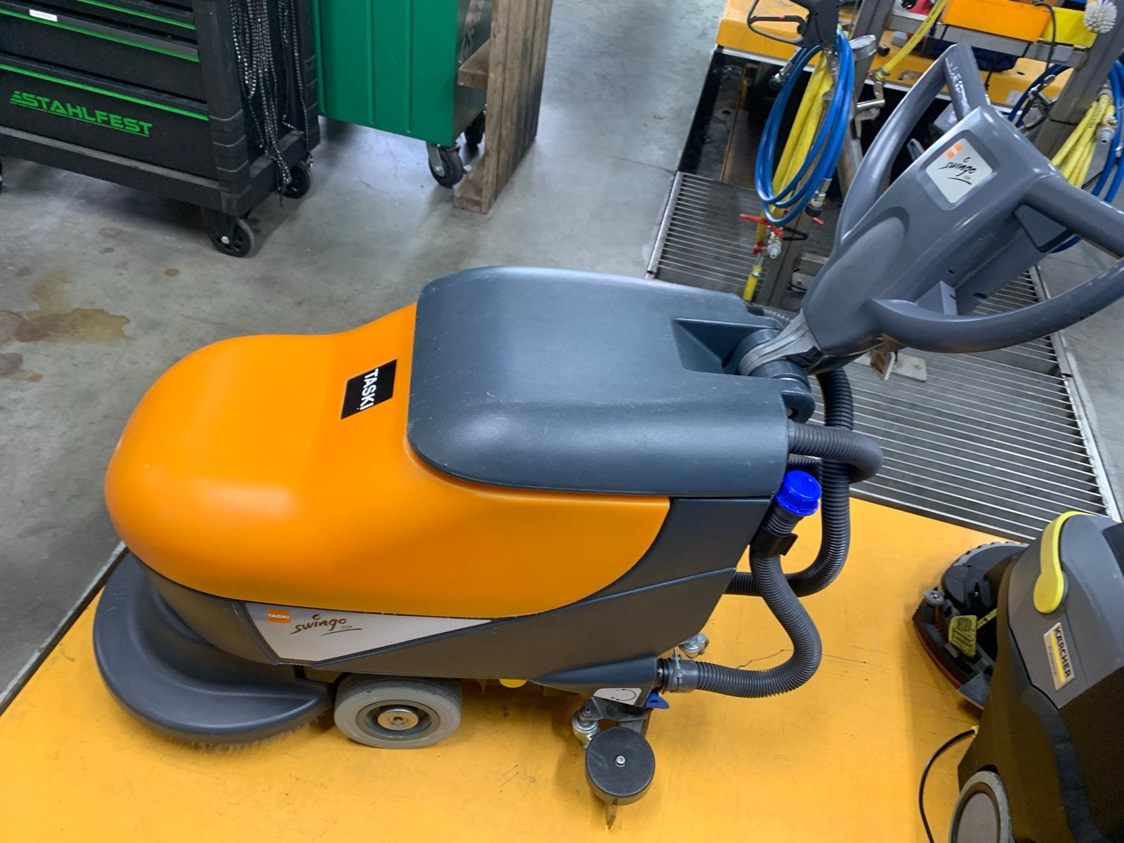 Taski Swingo 450B Vloerreiniger - Professionele Schrobzuigma, Ophalen, Gebruikt
