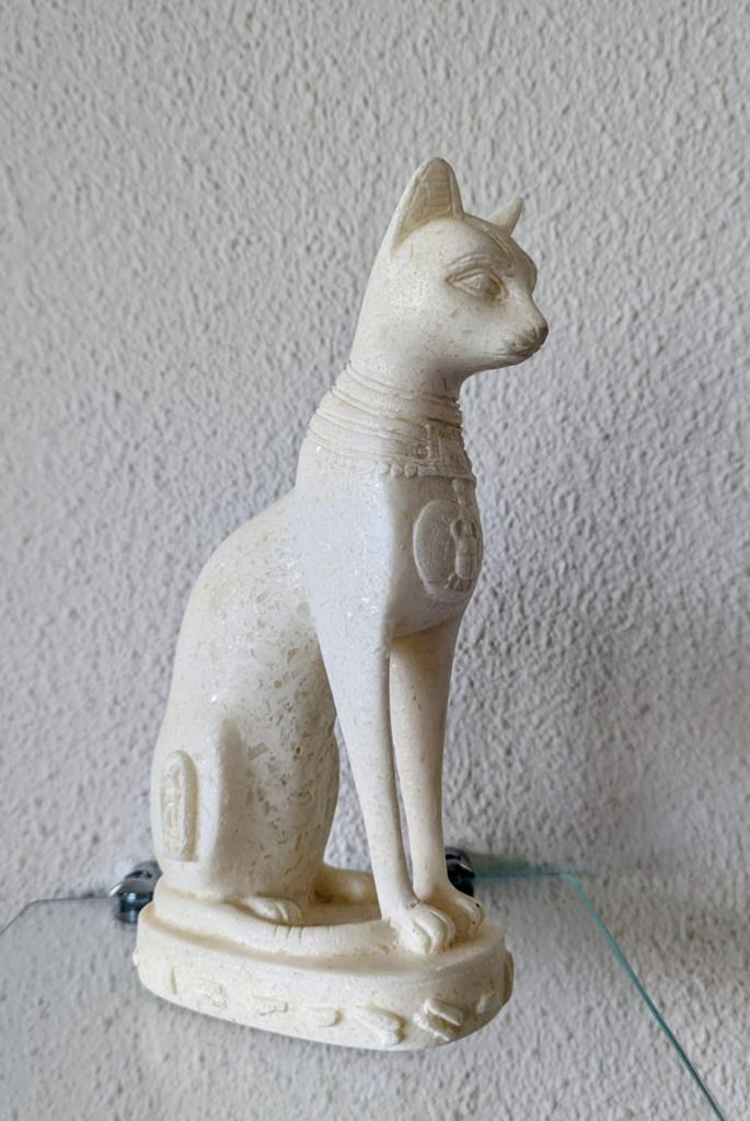 Egyptische Godin Bastet Beeld - Wit Marmer Steen - Handgemaa, Ophalen of Verzenden, 20 - 50 cm, Beeld, Klassiek