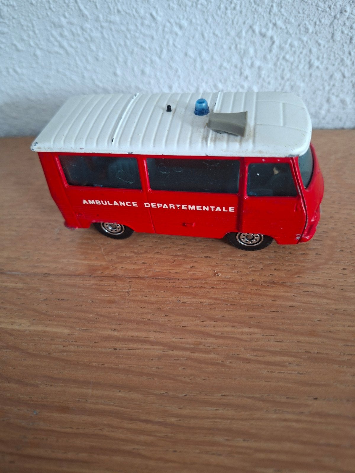 Solido Peugeot J7 Ambulance 1/50 - Zolderopruiming, Ophalen, Gebruikt