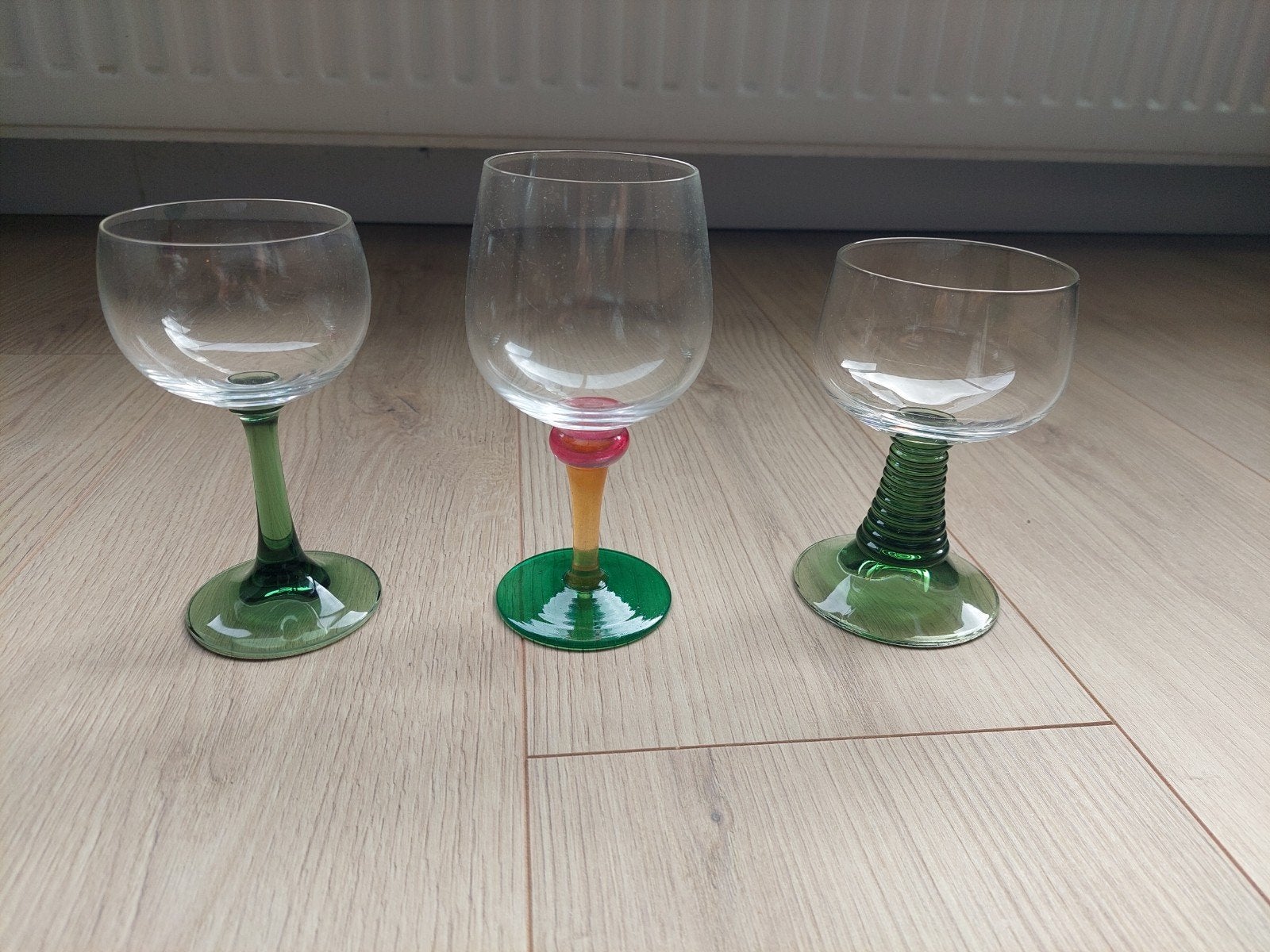 Set van 3 unieke wijnglazen met gekleurde voet, Ophalen