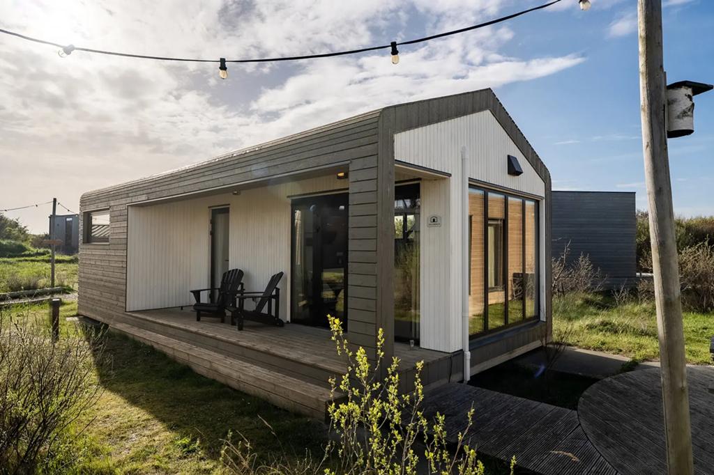 Strandhuis 200m van zee. Tiny house 4 pers. + 1 hond. Airco!, Bemiddelingsbureau, Internet, 2 slaapkamers, Noord-Holland