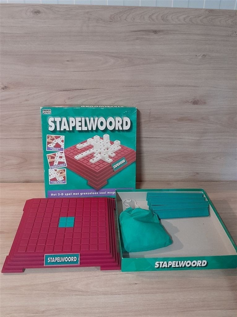 Stapelwoord - 3d woordspel - vierkante groene doos - s5385, Hobby en Vrije tijd, Gezelschapsspellen | Bordspellen, Verzenden, Zo goed als nieuw