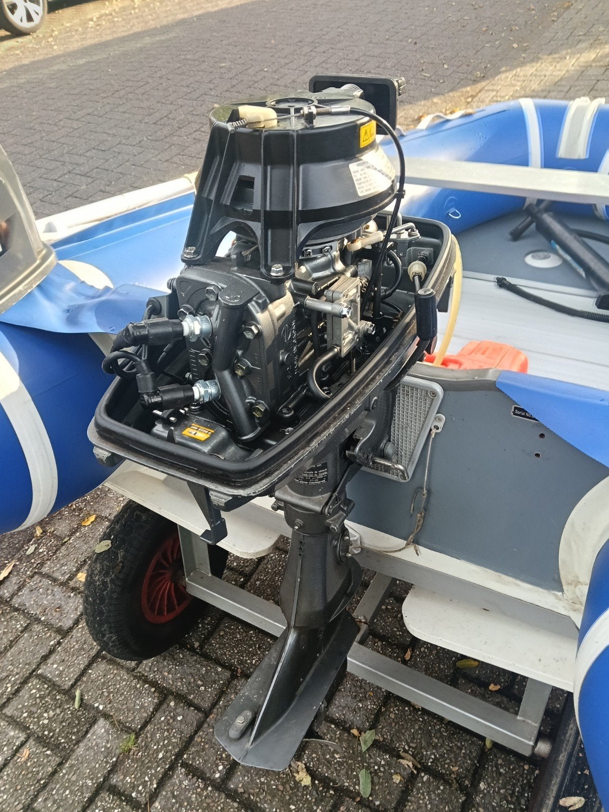Foto 13 van rubberboot met buitenboordmotor/motor en trailer