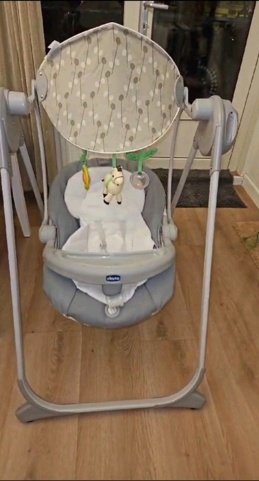 baby eet en schommel stoel, Kinderen en Baby's, Schommelstoel, Zo goed als nieuw, Chicco, Met gordel(s) of riempje(s)