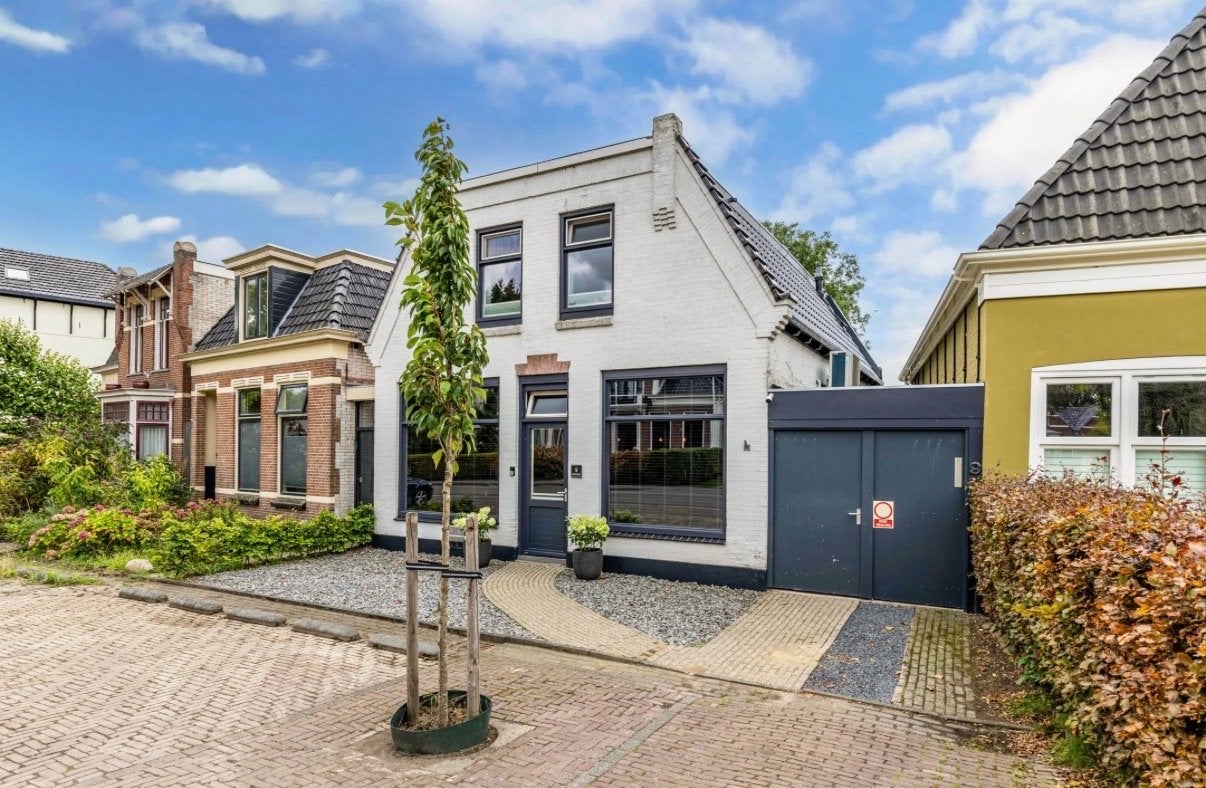 Huis te koop Akkrum, Aan open vaarwater, wonen & werken., Huizen en Kamers, 200 tot 500 m², 167 m², Vrijstaande woning, 3 kamers