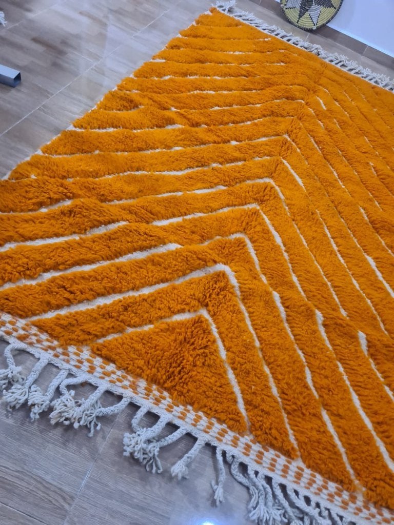 Beni Ouarain vloerkleed 200x300 – oranje crème lijnen, Boho, handgemaakt, geometrisch, chevron, MarocCarpets, Info@maroccarpets.nl