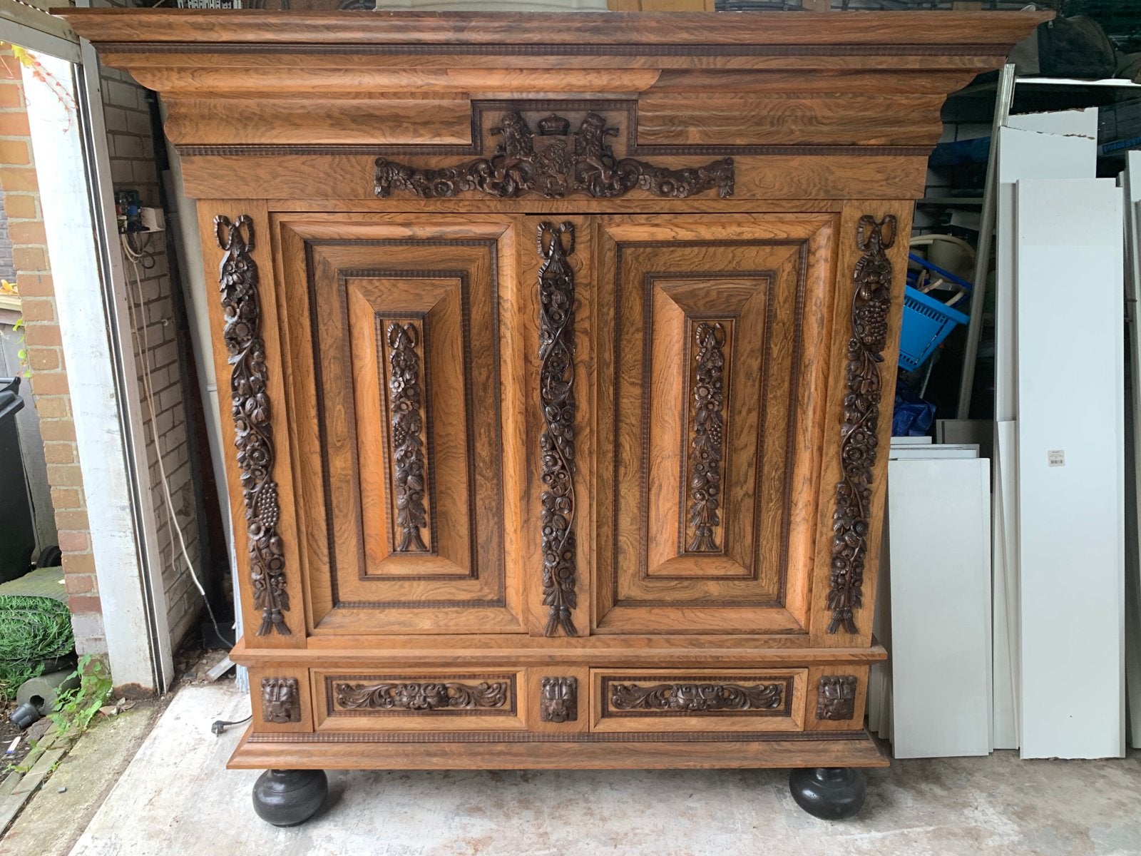 Antieke Eiken Kast met Rijkelijk Snijwerk, Antiek en Kunst, Ophalen of Verzenden