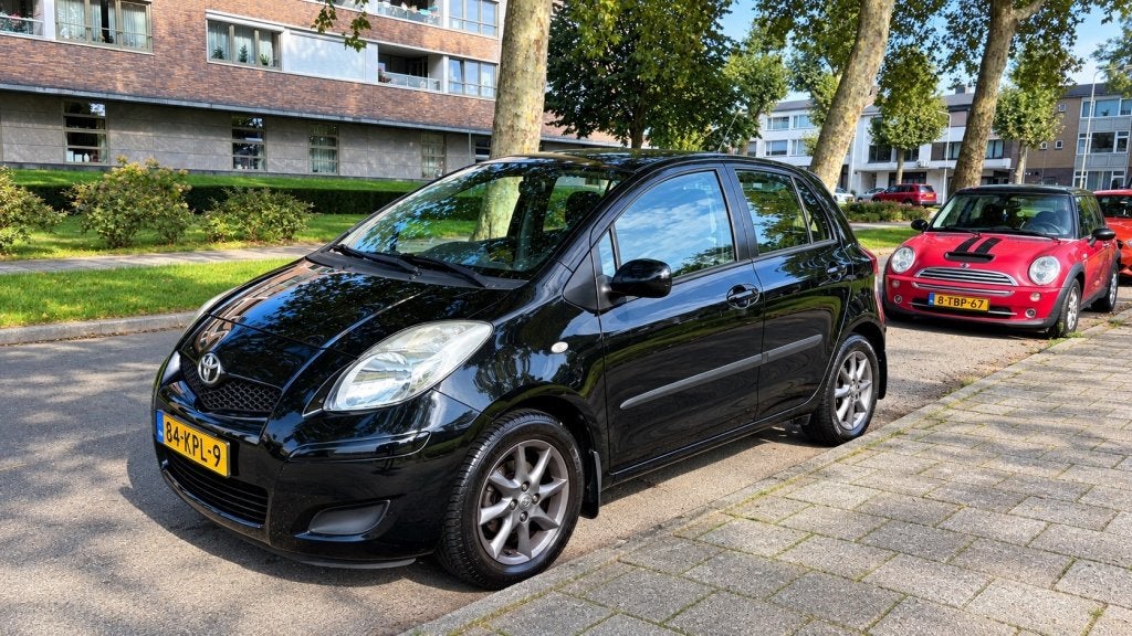 Toyota Yaris 1.3 VVTi Aspiration AUTOMAAT I AIRCO I GOED OND, Auto's, Automaat, Dealer onderhouden, 101 pk, 750 kg