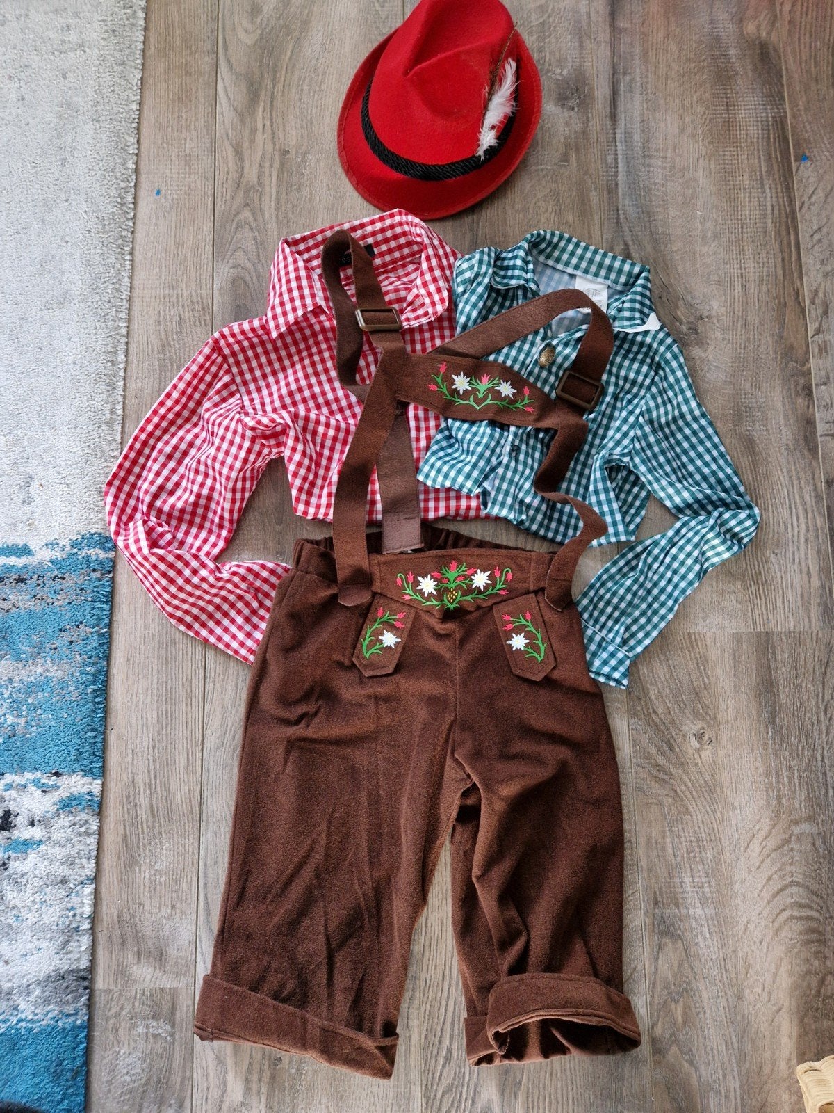 Lederhosen set met 2 blouses (rood/groen) en hoedj, maat 158, Ophalen of Verzenden, Jongen of Meisje