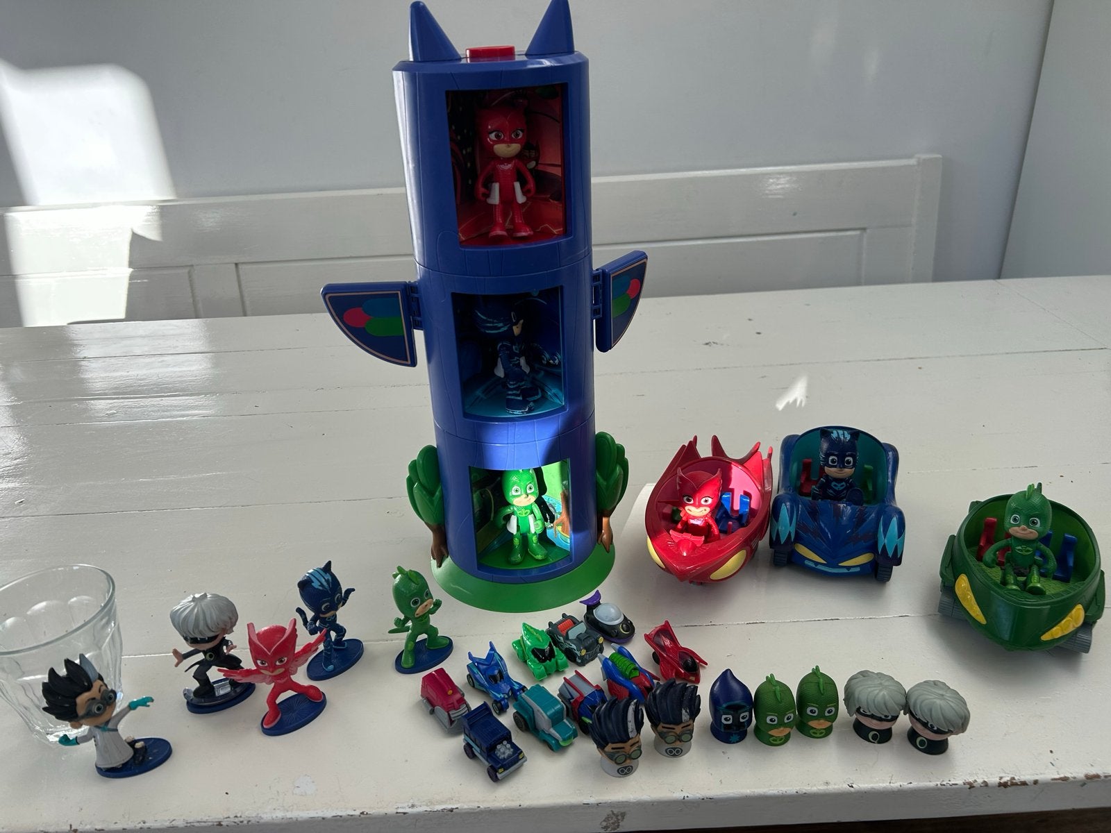PJ Masks Toren met Figuren, Voertuigen en Vingerpoppetjes, Ophalen of Verzenden, Gebruikt