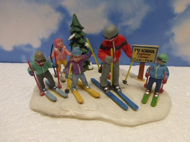 lemax ski school kerstdorp tafereel skiërs poppetjes kerst, Diversen, Ophalen of Verzenden, Zo goed als nieuw