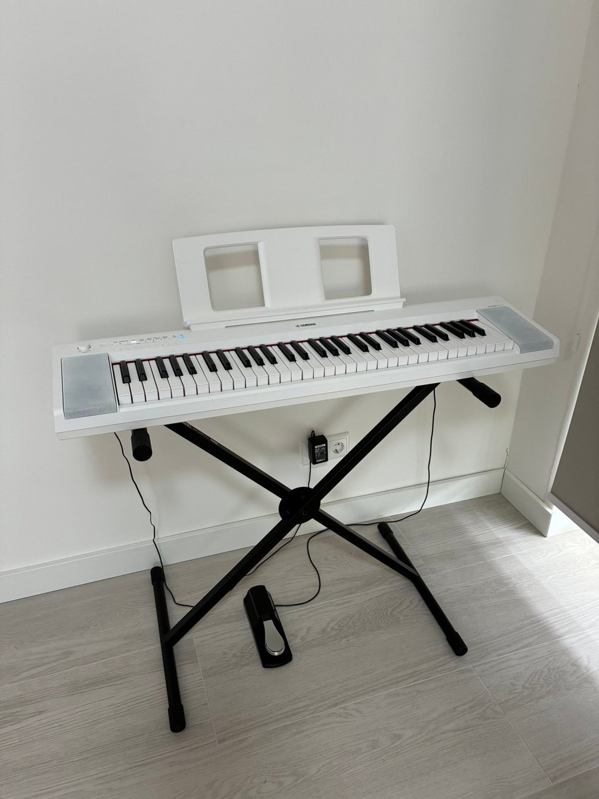 Yamaha digitale piano incl. statief en sustain pedaal, Muziek en Instrumenten, Ophalen, Wit, Digitaal, Zo goed als nieuw