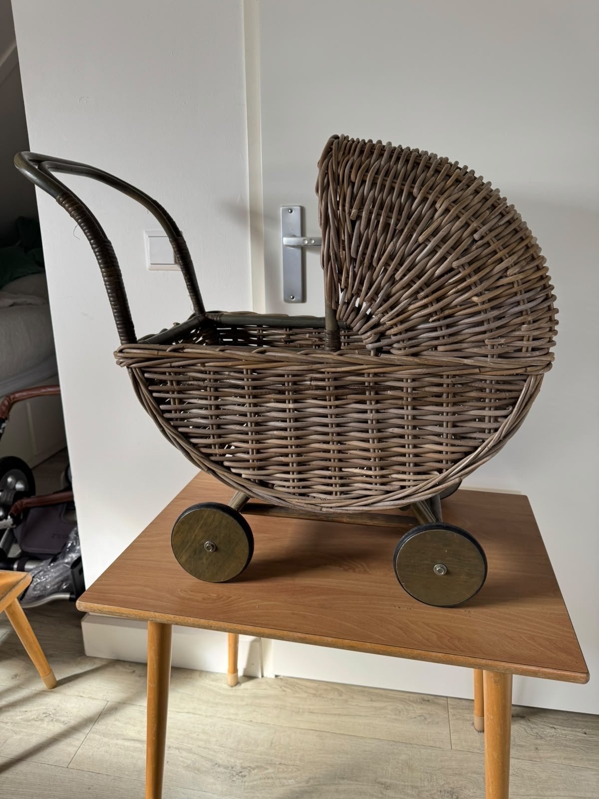 Vintage rieten poppenwagen - perfect voor babypoppen, Ophalen, Gebruikt, Babypop