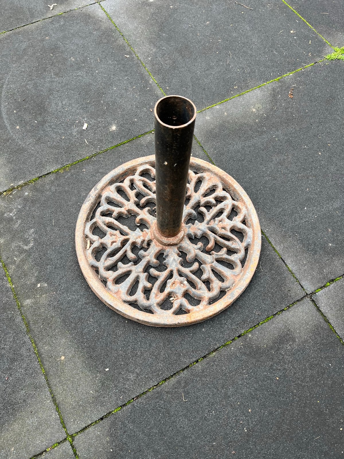 Decoratieve gietijzeren parasolvoet, Tuin en Terras, Ophalen of Verzenden, Gebruikt, Minder dan 1 meter, Parasolvoet