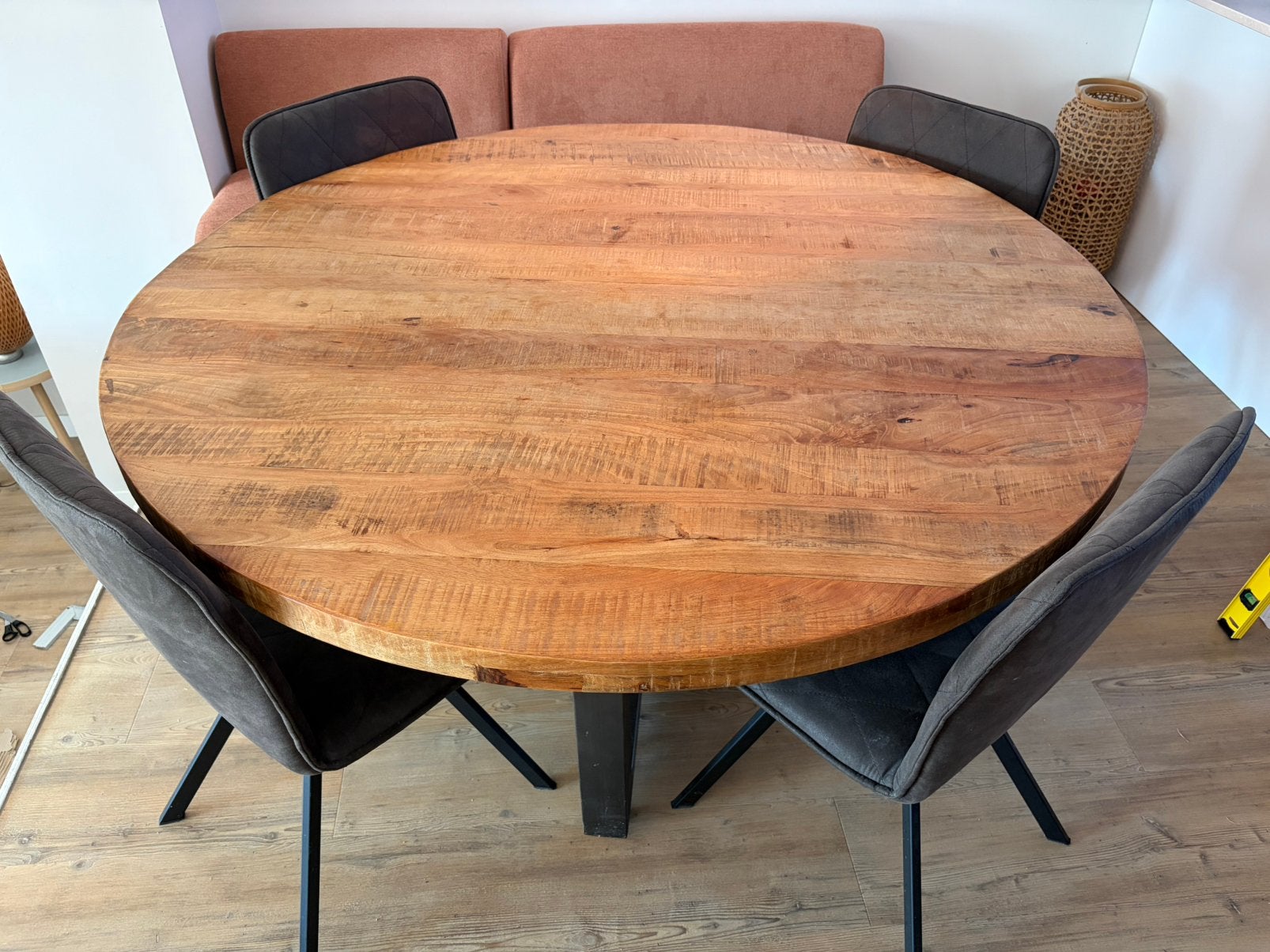 Foto 3 van Ronde mangohouten eettafel Ø150 cm + 4 eetkamerstoelen
