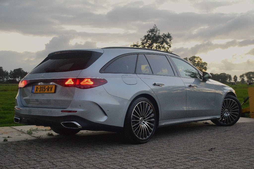 Mercedes E 300e Estate 2024 AMG line | GARANTIE 2028, Auto's, Automaat, Dealer onderhouden, Zwart, 4 cilinders