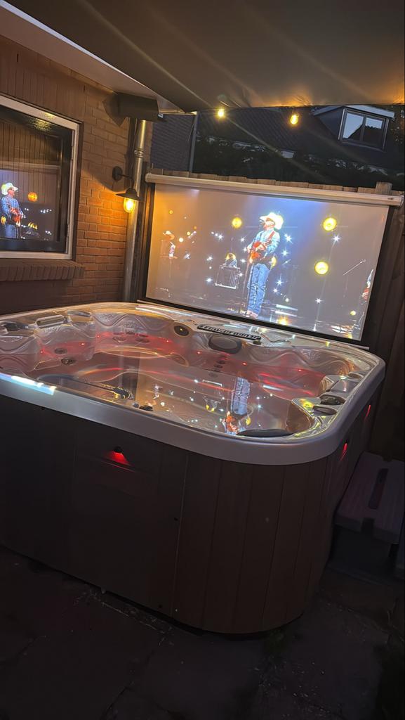 Marquis jacuzzi 7 personen, Ophalen, Gebruikt, Afdekzeil, Vast