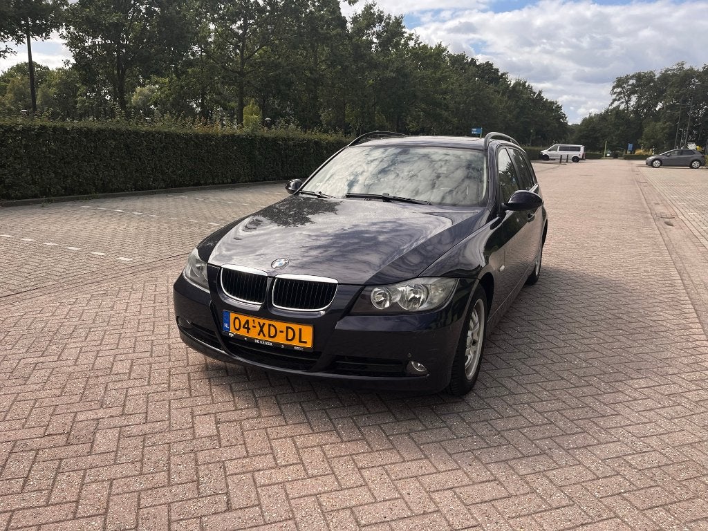 BMW 320i Touring Aut|Leer|APK 08-2027|Onderh., Automaat, Achterwielaandrijving, 1995 cc, Zwart