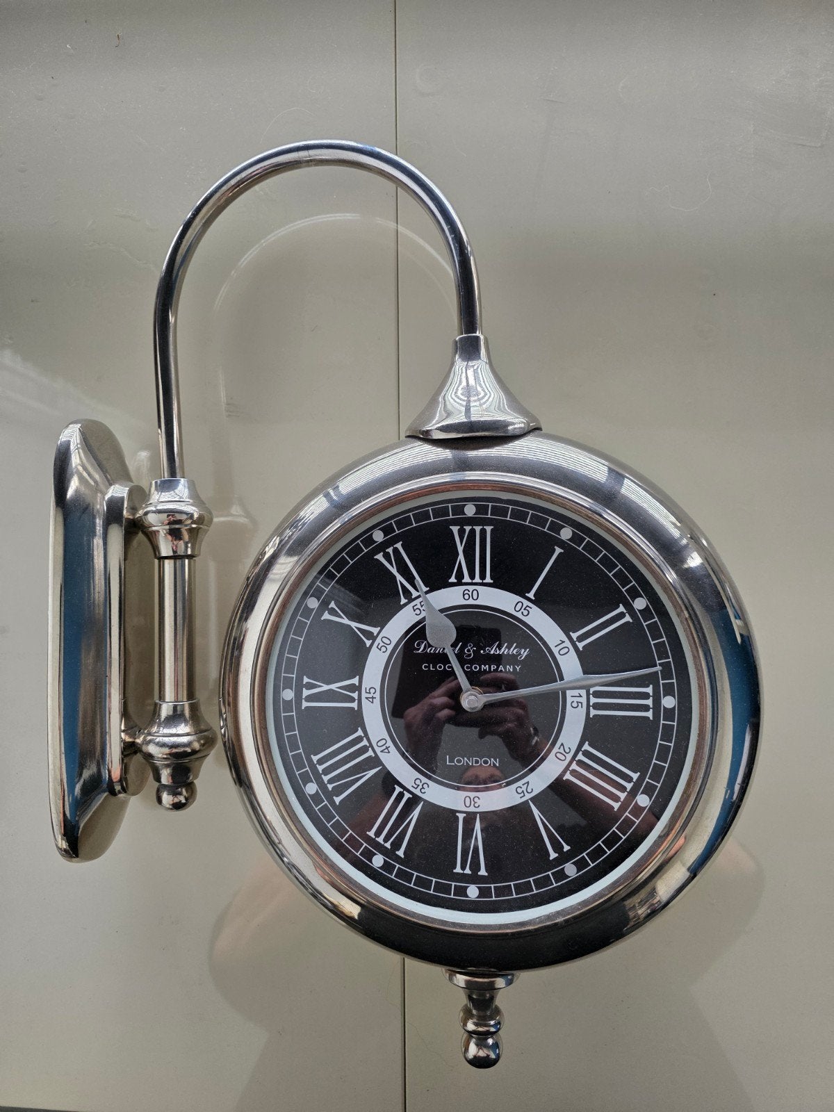 Dubbelzijdige wandklok David & Ashley Clock Company, Huis en Inrichting, Analoog, Ophalen of Verzenden, Zo goed als nieuw, Dubbelzijdig