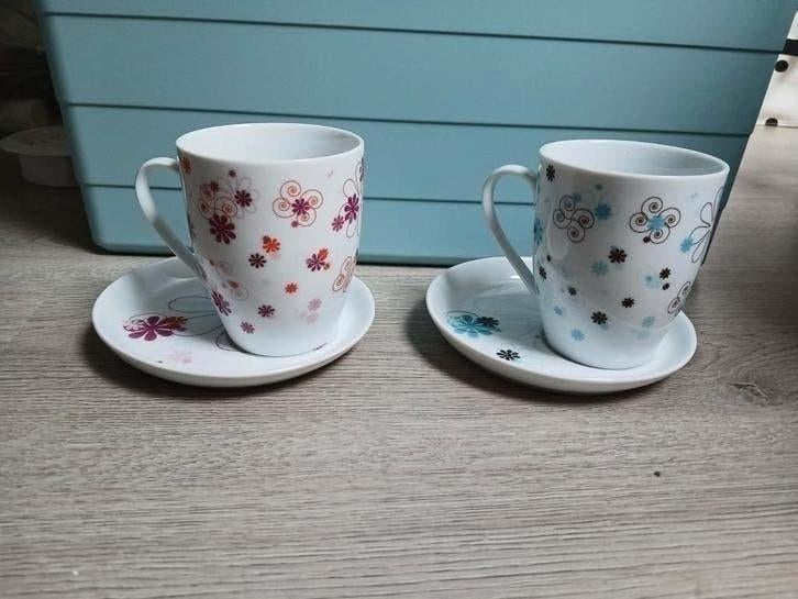 Agatha's Bester thee servies kop en schotel met bloemeprint, Keramiek, Ophalen of Verzenden, Zo goed als nieuw, Overige stijlen